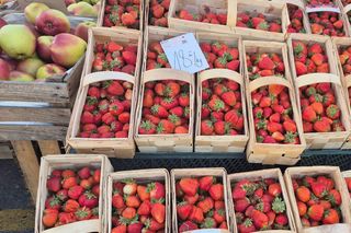 Drożyzna na targowiskach? Nie w Olsztynie. Tu kupisz truskawki w dobrej cenie!