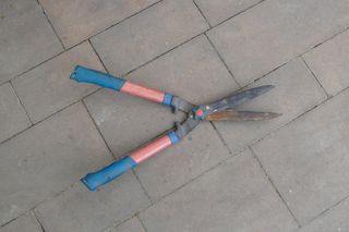 Zaczęło się od kłótni o plecak. 41-latek skończył z ranami zadanymi łopatą i sekatorem!