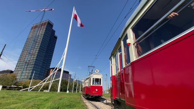 Niezwykły tramwaj z powstańcami. Wycieczka po Warszawie jak przed wojną