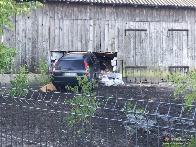 Przasnysz. Staranował ogrodzenie, drzewo i wjechał w stodołę! Szuka go policja!