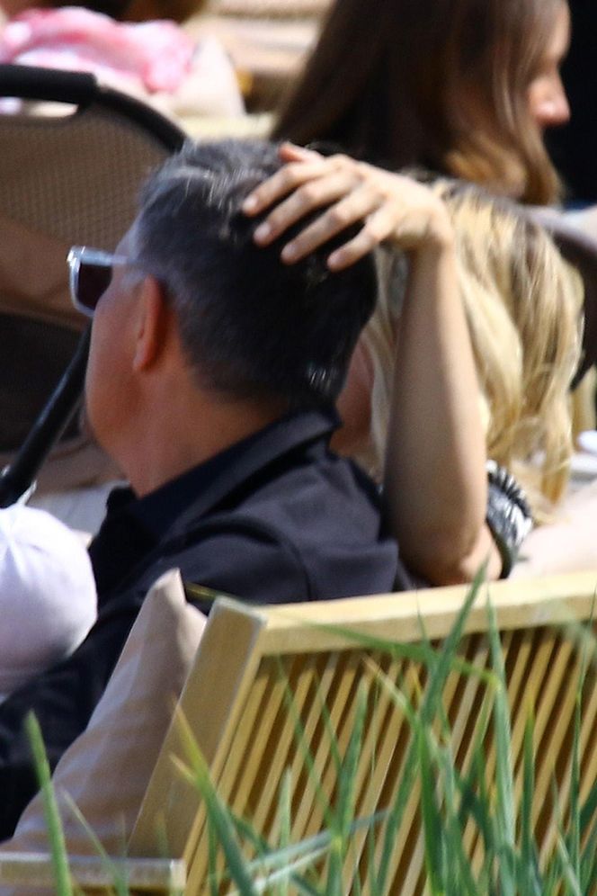 Krzysztof Ibisz je żonie z ręki