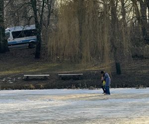 Skrajna nieodpowiedzialność. Spacerują po płytkim lodzie z dziećmi i psami. Dramat na Pradze-Południe w Warszawie