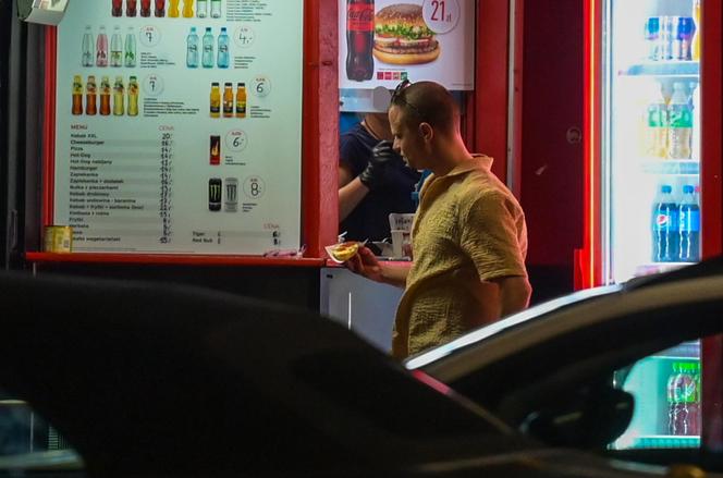 Hakiel bawi się, a nie pije