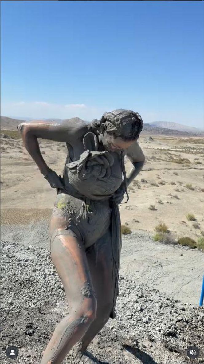 Maja Rutkowski zażywa błotnego SPA