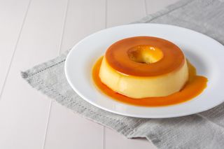 Flan-tastyczny pomysł na deser. Ten przepis przeniesie nas do Hiszpanii