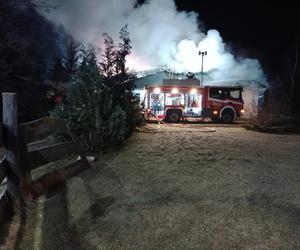 Nocny pożar w Kamionce koło Kleczewa. Z ogniem walczyło 14 zastępów! Spłonęło całe poddasze