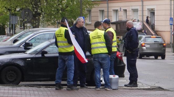 Rolnicy z Warmii i Mazur pod biurem posła Lewicy