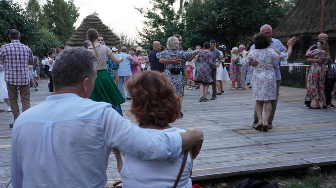 „Tańcowali” na parkiecie w Muzeum Wsi Lubelskiej aż miło było patrzeć! FOTORELACJA z sobotniej potańcówki