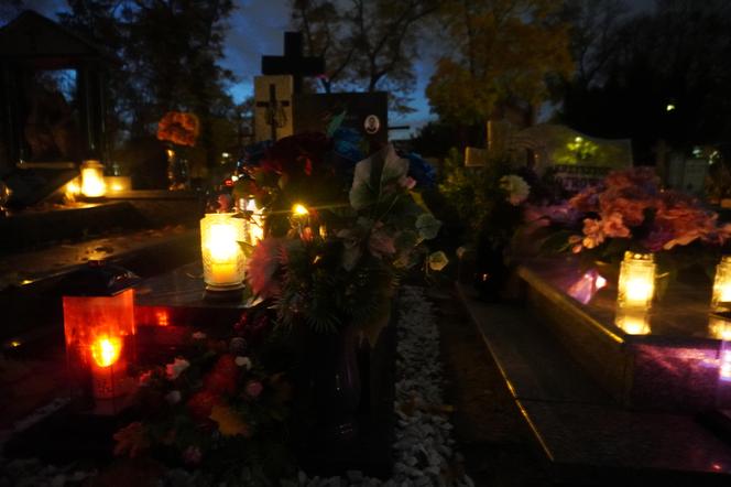 Tak wygląda Cmentarz Starofarny w Bydgoszczy po zmroku w przeddzień Święta Zmarłych. Zobacz zdjęcia