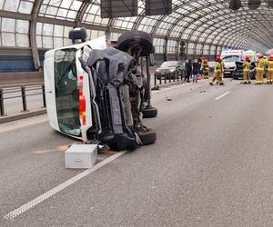 Gigantyczne utrudnienia na S8. Zderzenie busa z samochodem osobowym. Kierujący citroena wydmuchał 2 promile