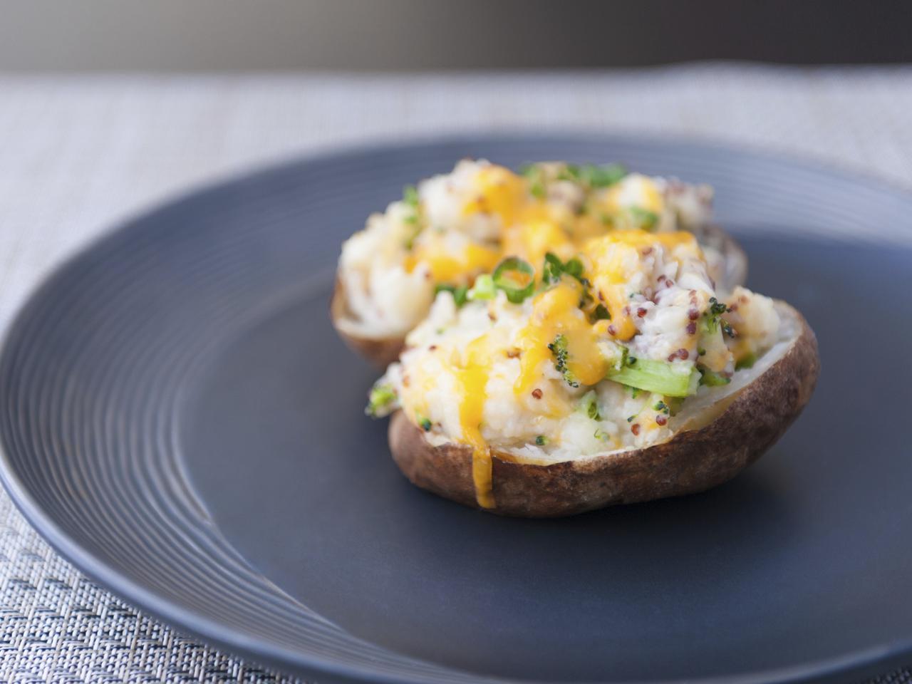 Ziemniaki z pieca ze śledziem: doskonały pomysł na zdrową kolację