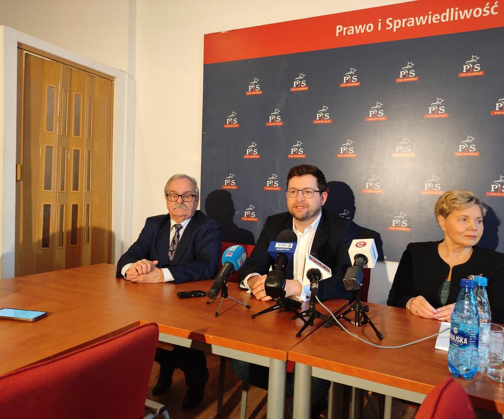 Andrzej Śliwka (w środku) na jedne z konferencji w Elblagu