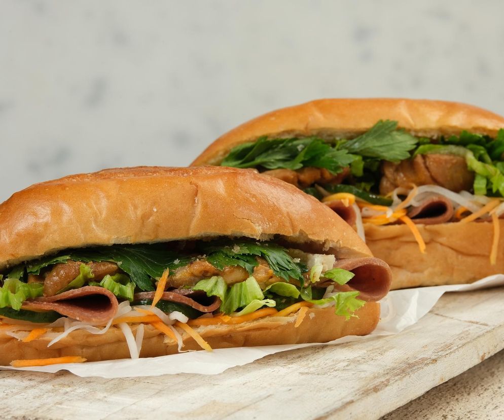 Przepis na tę kanapkę przywiozła z Wietnamu moja przyjaciółka. Zachwyca swoim smakiem