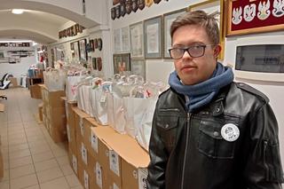 Podopieczni koła Iskierka podczas akcji Paczka dla Bohatera 
