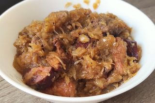 Kiedy dodawać przyprawy do bigosu? Większość z nas robi to źle przez co bigos nie smakuje idealnie. Najważniejsze są 3 etapy