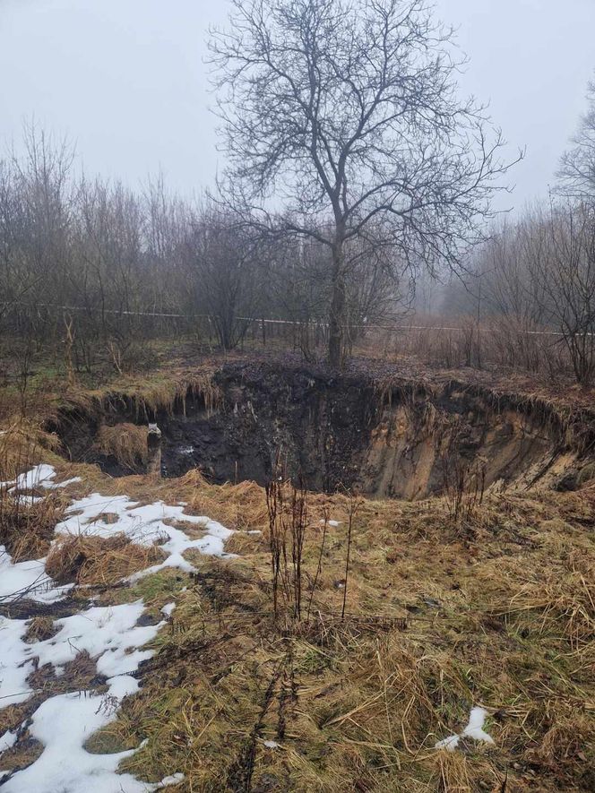 W Bolesławiu znowu zapadła się ziemia. Ogromne zapadlisko znajduje się w pobliżu domów