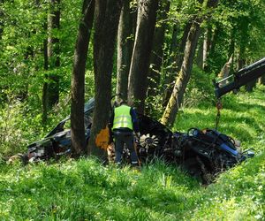Tragiczny początek majówki na Mazowszu. Nie żyją dwie osoby. Jaguar uderzył w drzewo 