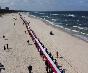 Najdłuższa flaga narodowa w Polsce mierzy ponad 2 km 700 metrów. To nowy rekord Polski!