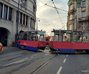 Bydgoszcz. Tramwaj wykoleił się i uderzył w budynek. Ogromne utrudnienia w ruchu [ZDJĘCIA]. 