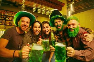 Dzień Świętego Patryka 2024. Czterolistna koniczyna i garniec złota. Skąd wzięły się te magiczne przesądy?