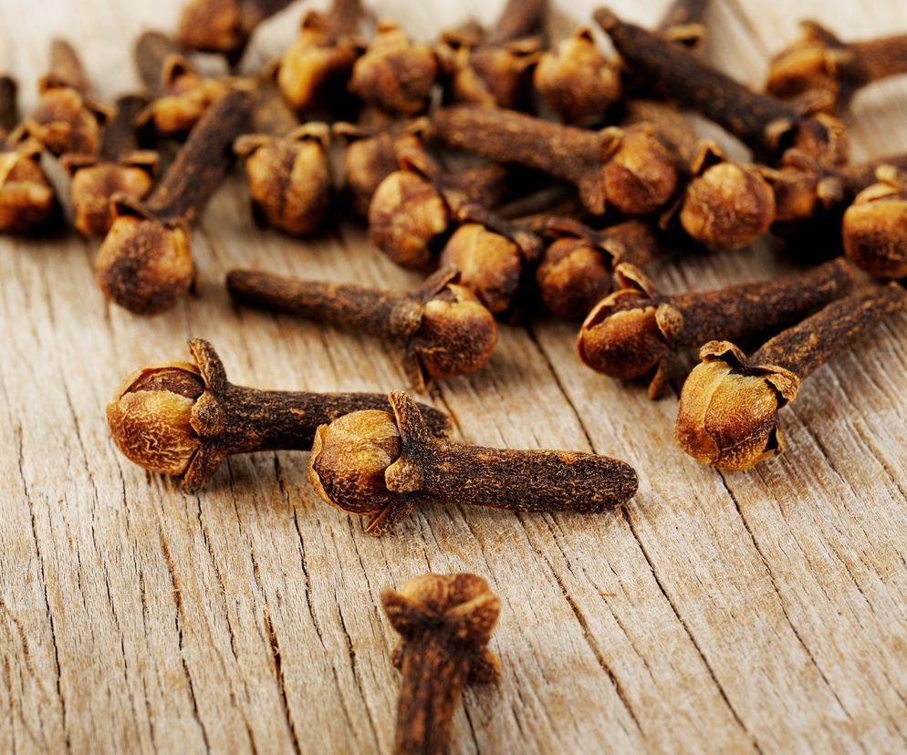 Goździki  to suszone pąki kwiatowe goździkowca korzennego - wiecznie zielonego drzewa, które pochodzi z Azji.