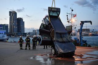 Gdynia. Samochód, który wjechał do basenu portowego wyłowiony. Kierowca nie żyje