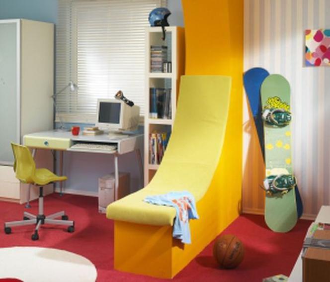 Kolorowy pokój dla chłopca, a w nim ścianka-leżanka. Aranżacja wnętrza