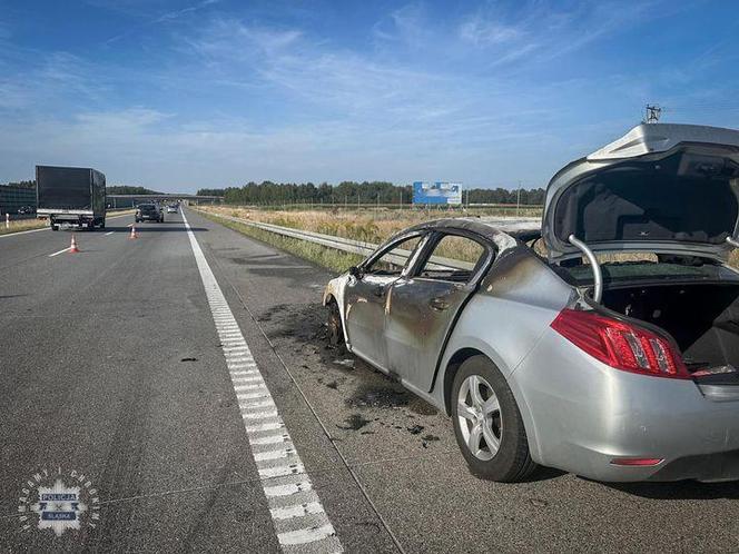 W Woźnikach na A1 samochód osobowy uległ samozapłonowi