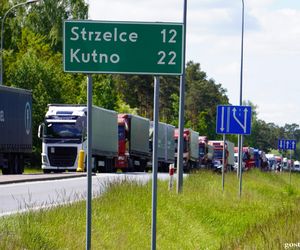 Tragiczny wypadek w Gostyninie. Wjechała toyotą pod tira. Nie żyje