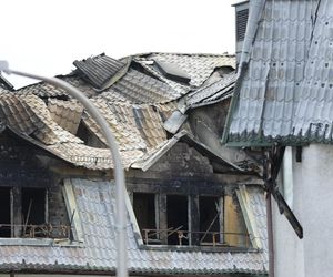 Blok przy ul. Powstańców w Ząbkach po pożarze