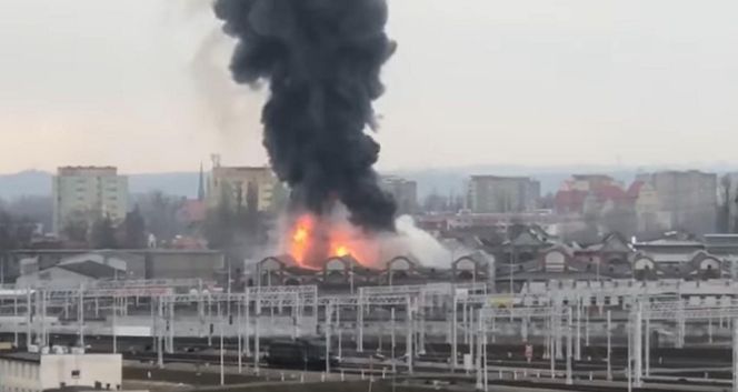 Potężny pożar zabytkowej hali w Gdańsku. Wielka chmura dymu w mieście