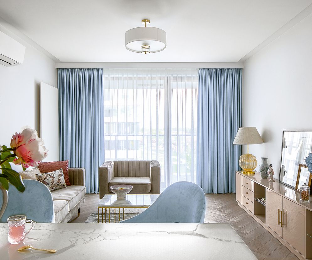 70-m mieszkanie w pastelowych odcieniach. Taki wyjątkowy prezent zrobiła mama córce!