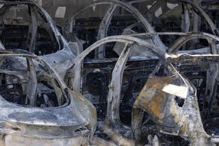 Pożar w salonie Tesli w Rzymie, spłonęło 17 samochodów