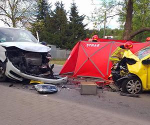 Pasażerka nie żyje, kierowca w szpitalu. Tragiczna czołówka na Płochocińskiej