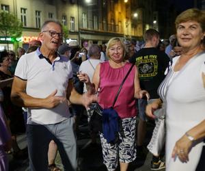 Potańcówka przed Teatrem Śląskim w Katowicach