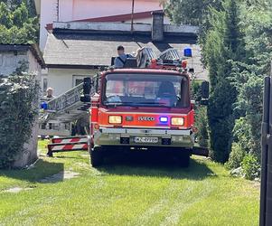 Koszmar w Łomiankach. Mężczyzna zmarł na dachu domu 