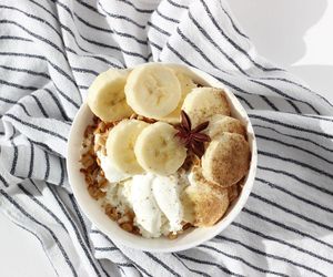 Biorę jogurt grecki i te 2 składniki. To pyszne śniadanie jest zdrowe i dodaje energii 