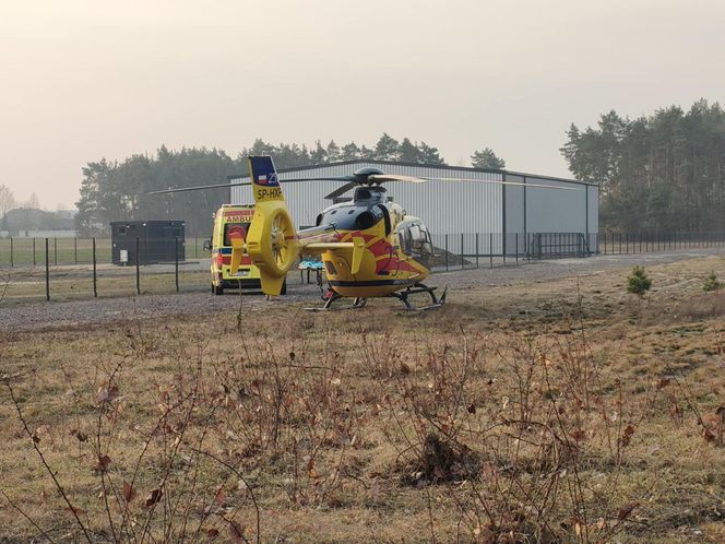 Dramatyczny wypadek. Samochody zderzyły się czołowo. Jedna osoba zakleszczona we wraku