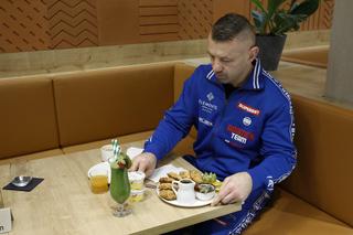 Spędziliśmy cały dzień z Adamkiem na obozie w górach. Tak przygotowuje się do walki z Mamedem