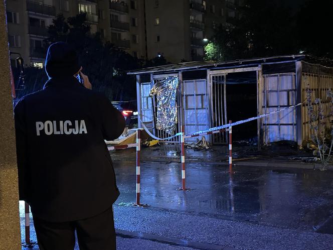 Przyjechali gasić wiatę, w środku były zwłoki. Makabryczne odkrycie na Bielanach