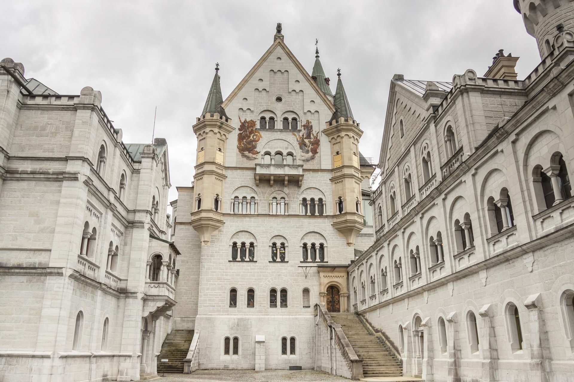 Zamek Neuschwanstein w Bawarii