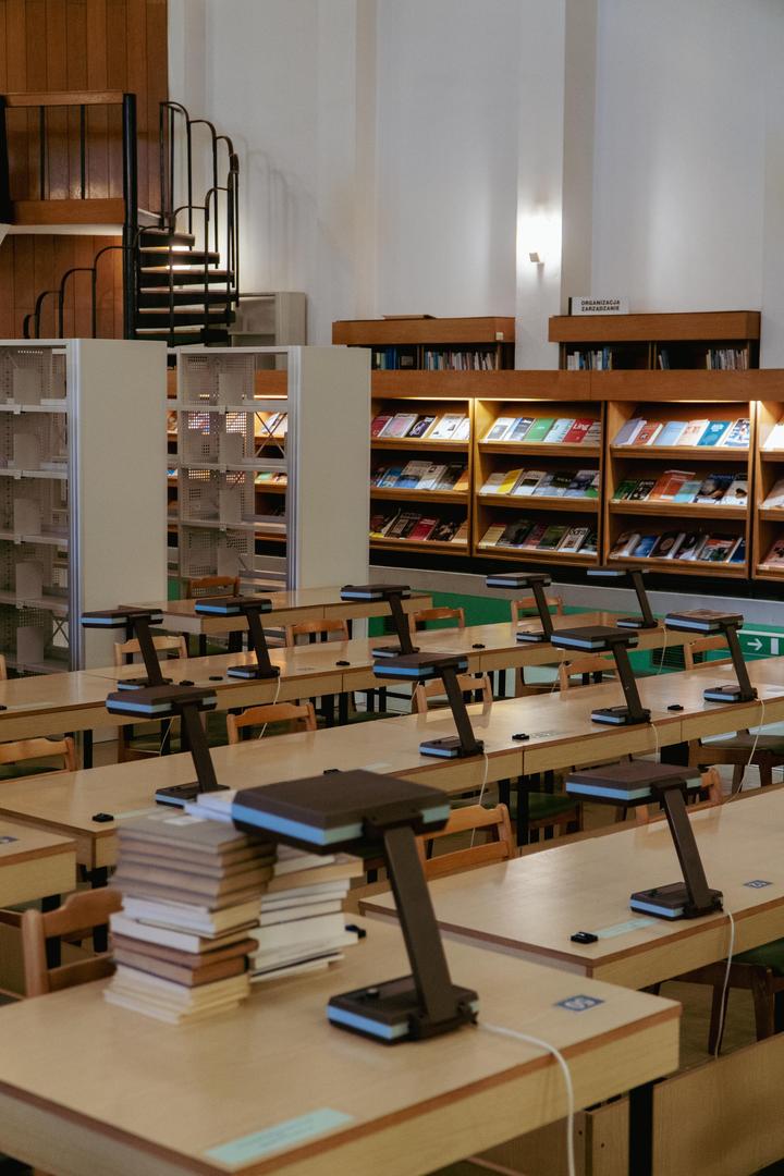 Biblioteka Uniwersytetu Opolskiego - zdjęcia. Zobacz zachowane wnętrza z lat 70.