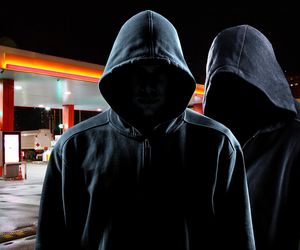 Horror na stacji paliw! Bandyci skakali po głowie 40-latka. Brutalnie pobity mężczyzna zabrany do szpitala