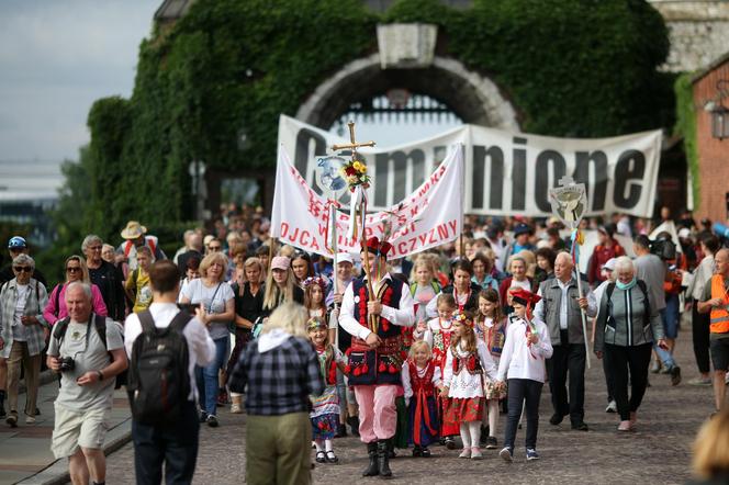 Pielgrzyma na Jasną Górę ruszyła z Krakowa. Tłumy uczestników zmierzają do Częstochowy