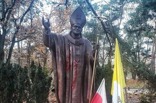 Rzeźba papieża zdewastowana! Na pomniku pojawiła się czerwona błyskawica