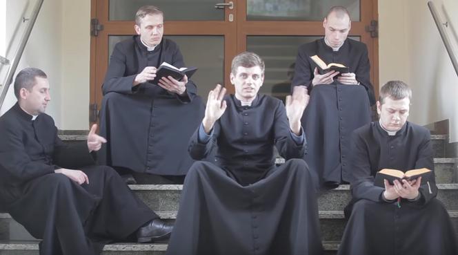 Klerycy nagrali prawdziwą petardę! W sutannach rapują o powołaniu