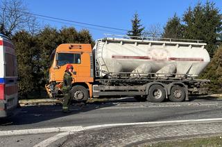 Makabryczny wypadek w Coniewie. Czołowo zderzyła się osobówka z ciężarówką. Nie żyje jedna osoba