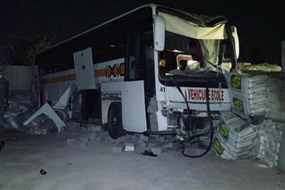 18-latek ukradł autobus, zniszczenia są ogromne! Policja mówi, że taranował wszystko na swojej drodze [ZDJĘCIA]