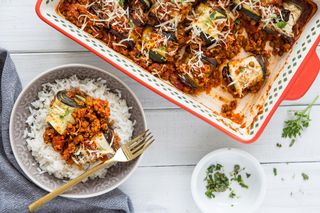 To danie łączy wege lasagne i musakę. Naje się nim cała rodzina