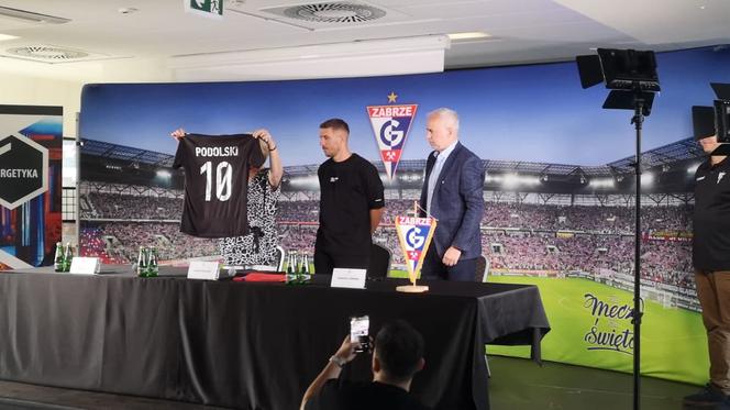 Tak kibice przywitali Łukasza Podolskiego w Górniku Zabrze. Szaleństwo na stadionie [ZDJĘCIA]